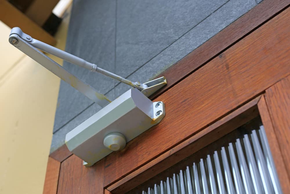 Onde a mola para portas pode ser instalada? Guia prático